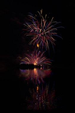 Bir havai fişek ekran ve bir gölde yansıtan