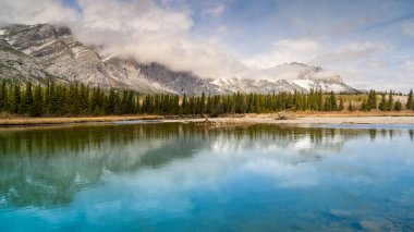Bow Nehri ve Mount Yamnuska içinde Kanada Rocky Dağları