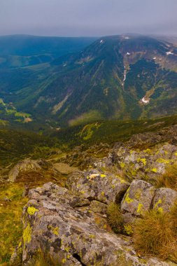 Bir vadiye Snezka çıkmana Krkonose Milli Parkı'ndan görüntüleyin