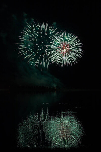 Фейерверк и отражение в озере
