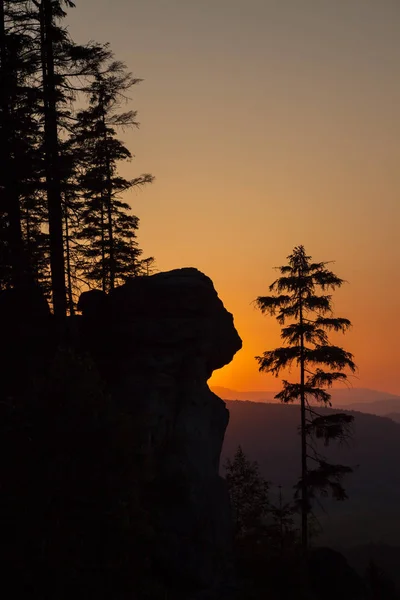 उत्तर में ओस्टस पहाड़ी पर सूर्यास्त पर एक सिल्हूट रेत पत्थर चट्टान — स्टॉक फ़ोटो, इमेज