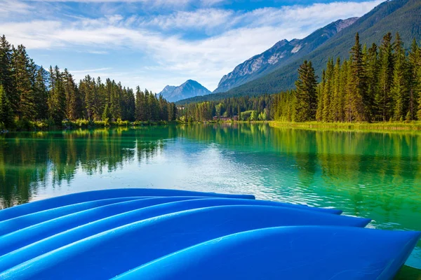 Canoas azuis na margem do Rio Bow no Parque Nacional de Banff — Fotografia de Stock