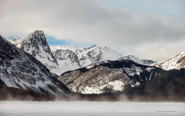 Frozen Upper Kananaskis Lake in Peter Lougheed Provincial Park — Stock Photo, Image