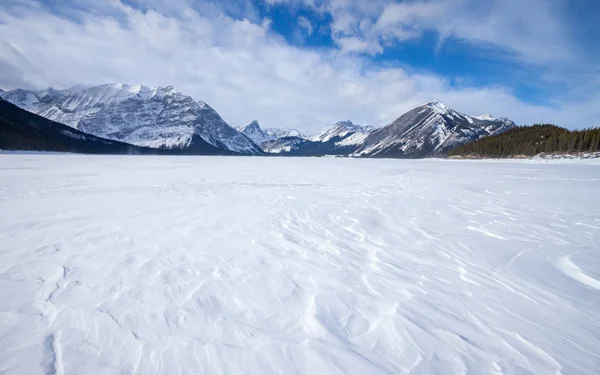 Lago Kananaskis Superior Congelado en el Parque Provincial Peter Lougheed — Foto de Stock