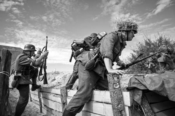 Severodvinsk. Severodvinsk Festivali (amfibi saldırı) İniş, 27 Temmuz 2014 1941-1945 muharebesinin yeniden inşası, İkinci Dünya Savaşı. Alman askerleri saldırıya geçti..