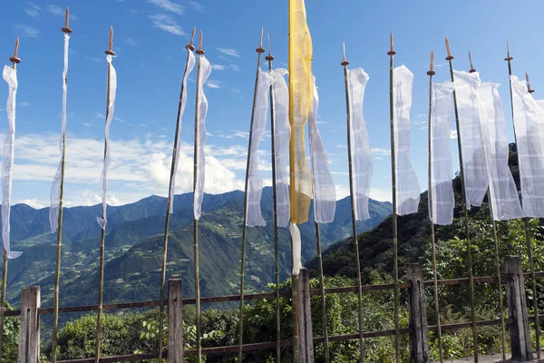 Buddhistische Gebetsfahnen mit Berghintergrund - Bhutan — Stockfoto
