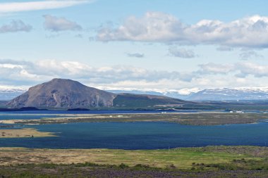 Bir fiyort çiftlikleri ile tipik İzlanda sabah deniz manzarası