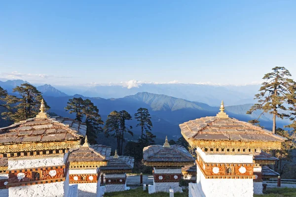 Sonnenuntergang auf dem Dochula-Pass mit Himalaya im Hintergrund - Bhutan — Stockfoto
