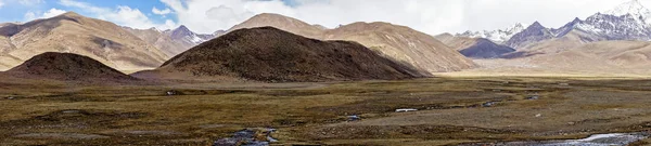 Panoramatický pohled typické horské krajiny - Tibet — Stock fotografie