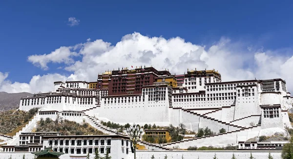 Palác Potala, bývalé sídlo dalajlamy v Lhase - Tibet — Stock fotografie