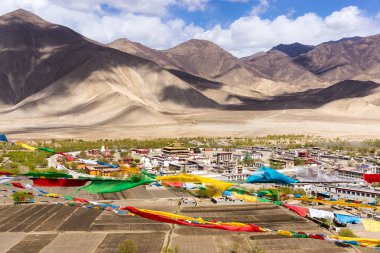 Samye Manastırı, himalaya aralığı içinde geçmiş - Tibet ile Üstten Görünüm