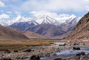 Akan nehir - Tibet ile tipik dağ manzarası