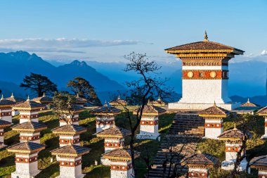 Arka planda - Butan ile Himalaya Dochula geçişte günbatımı