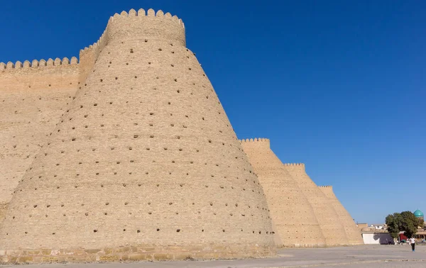 Muralla de la enorme fortaleza del Arca, ubicada en la ciudad de Bujará, Uzbekistán . — Foto de Stock