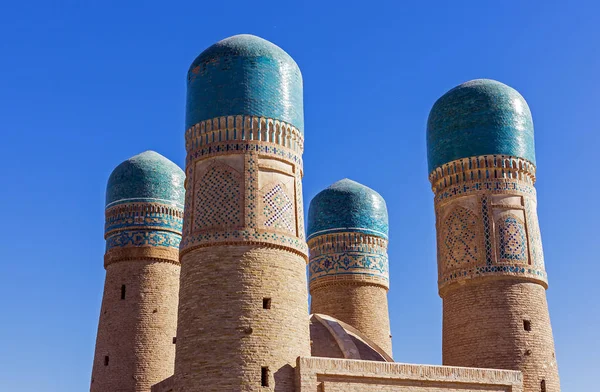 Turkos kupoler av den Chor mindre Madrassah - Buchara, Uzbekistan — Stockfoto