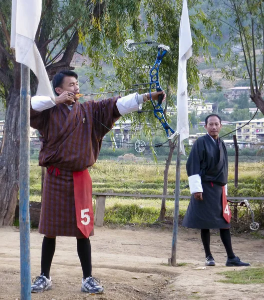 Bhutan erkekler rekabet Timphu, Bhutan okçuluk oyununda. — Stok fotoğraf