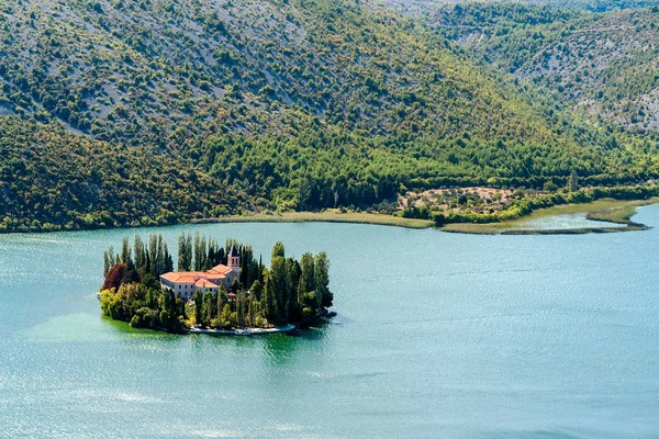 Mosteiro da ilha de Visovac no parque nacional de Krka - Dalmácia, Croácia — Fotografia de Stock