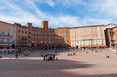 Siena, İtalya - 10 Mayıs 2008: Piazza del Campo Siena üzerinde güneşlenme turist