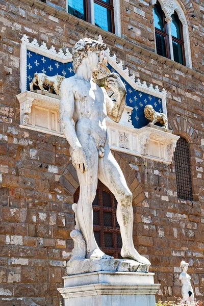 シニョーリア広場 - フィレンツェ、トスカーナ、イタリアのミケランジェロのダビデ像 — ストック写真