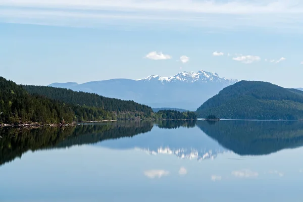 Snowy góry odbicie w jeziorze - Wyspa Vancouver, Bc, Kanada — Zdjęcie stockowe