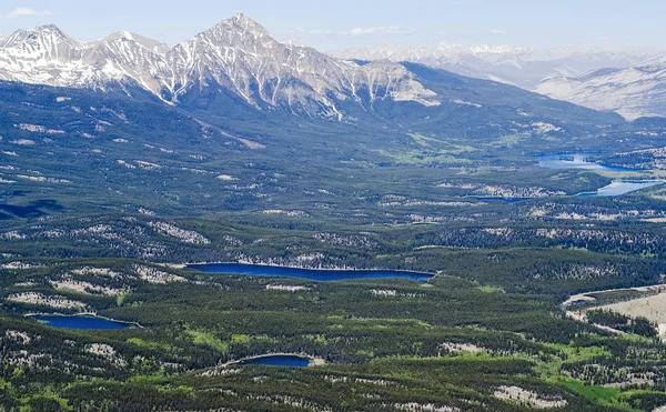 Vista real de los lagos Jasper desde la cima de la montaña Whistler - Parque nacional Jasper, Canadá — Foto de Stock