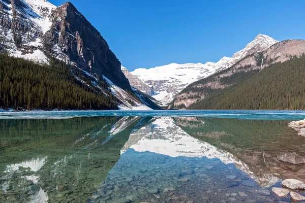 Snowy góry reflection jezioro Louise - Banff, Alberta, Kanada — Zdjęcie stockowe