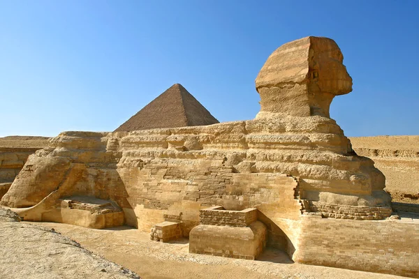 Great Sphinx of Giza with Khafre pyramid - Cairo, Egypt — Stock Photo, Image