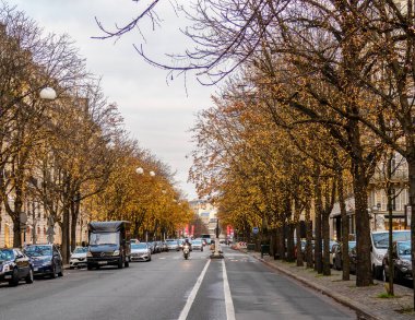 Paris, Fransa 'da Montaigne Bulvarı' nda aydınlanma