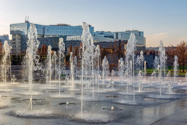 Parc Andre Citroen vattenstrålar fontän i Paris — Stockfoto