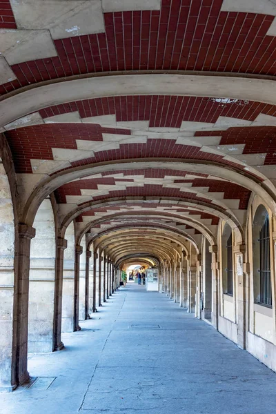 Arcade at the Place des Vosges in Paris - France — стокове фото
