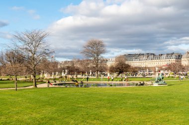 Paris 'teki Jardin des Tuileries' deki küçük Bassin çeşmesi.