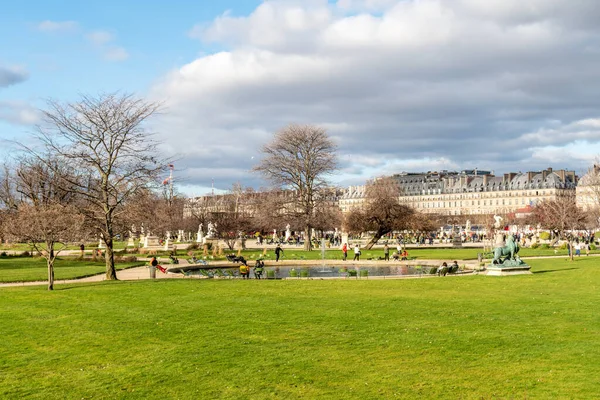 Air mancur Bassin kecil di Jardin des Tuileries di Paris — Stok Foto