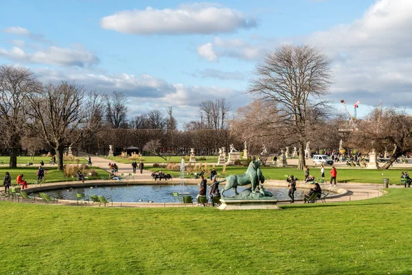 Petite fontaine Bassin dans le Jardin des Tuileries à Paris — Photo