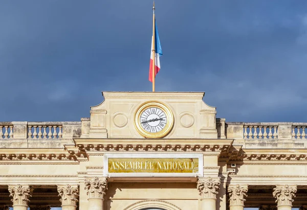 A Francia Nemzetgyűlés hátsó bejárati órájának bezárása - Párizs — Stock Fotó