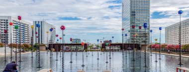 Takis Havuzu ve Paris 'teki gökdelenler La Defense - Fransa