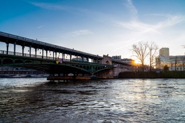 Bir-Hakeim köprüsünün üzerinde gün doğumu - Paris