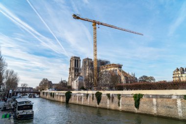 Ocak 2019 'da Notre Dame de Paris katedralindeki dev vinç..