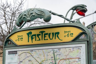 Paris 'teki Pasteur metro istasyonu tabelası.