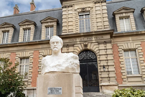 Paris, Fransa - 09 Şubat 2020: Pasteur baskını Paris 'teki Pasteur Enstitüsü' nün eski binası önünde gerçekleşti. Heykel Naoum Aronson 'dan (1872 - 1943))