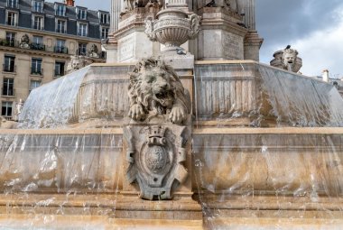 Kışın Saint Sulpice Çeşmesi 'nin bir aslan süsü üzerine yakın plan - Paris, Fransa