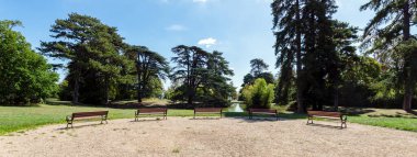 Paris - Fransa yakınlarındaki Parc de Saint-Cloud 'da boş banklar.
