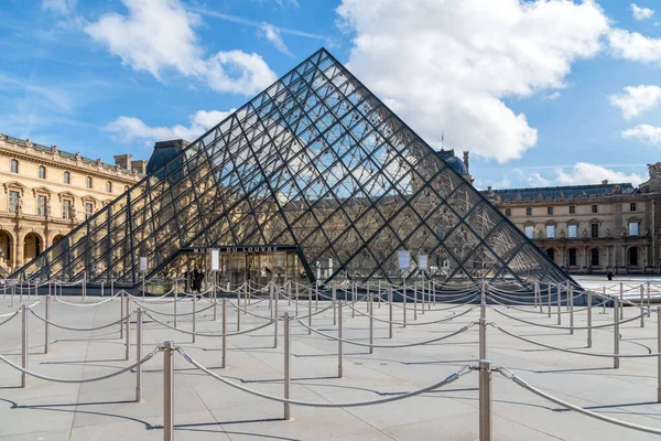 Музей Лувра закрыт из-за эпидемии коронавируса - Париж, Франция Стоковое Изображение