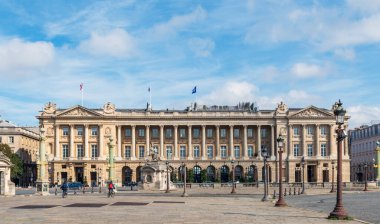Paris, Fransa - 15 Mart 2020: Hotel de Crillon, Place de la Concorde
