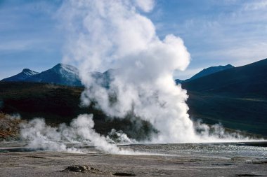 El Tatio gayzerleri, San Pedro de Atacama - Şili yakınlarında. El Tatio, Şili 'nin kuzeyindeki And Dağları' nda yer alan bir gayzer tarlası.