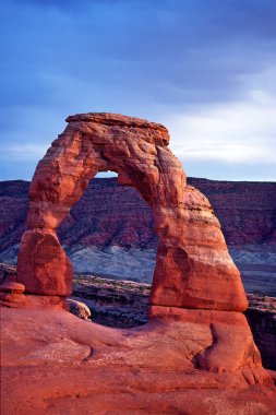 Gün batımında Arches Ulusal Parkı 'nda Narin Kemer - Utah, ABD.