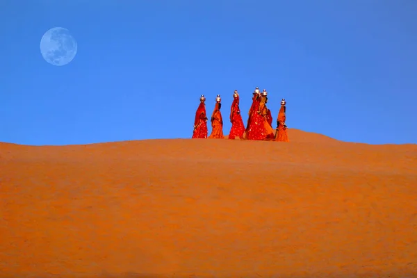 Vizet Szállító Nők Thar Sivatagban Jaisamler Közelében Rajasthan India Vizet — Stock Fotó