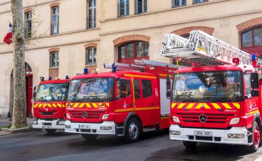 Paris İtfaiye Teşkilatı 'nın kırmızı itfaiye kamyonları.