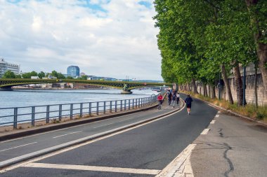 Paris 'teki Covid Kilitlenme sırasında Parisliler Seine nehri boyunca koşuyor.