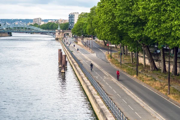Paris 'teki Covid Kilitlemesi sırasında Paris boyunca koşu yapan Parisliler.
