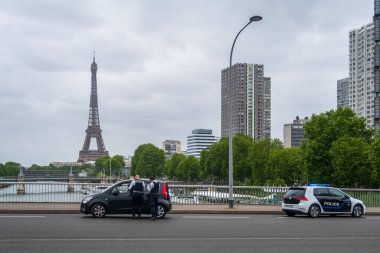 Coronavirus Kilitlemesi sırasında Paris 'te polis kontrolü
